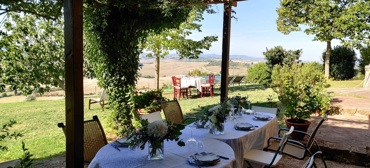 The pergola and the Val d'Orcia in a single frame, at midday in September